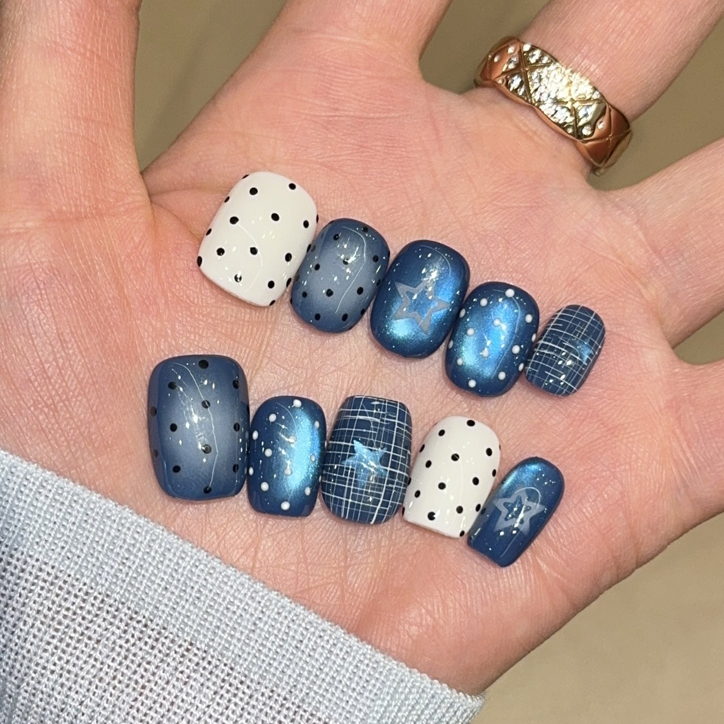 Kunstnägel mit Stilvollem Sternen- und Punktedesign Brehn