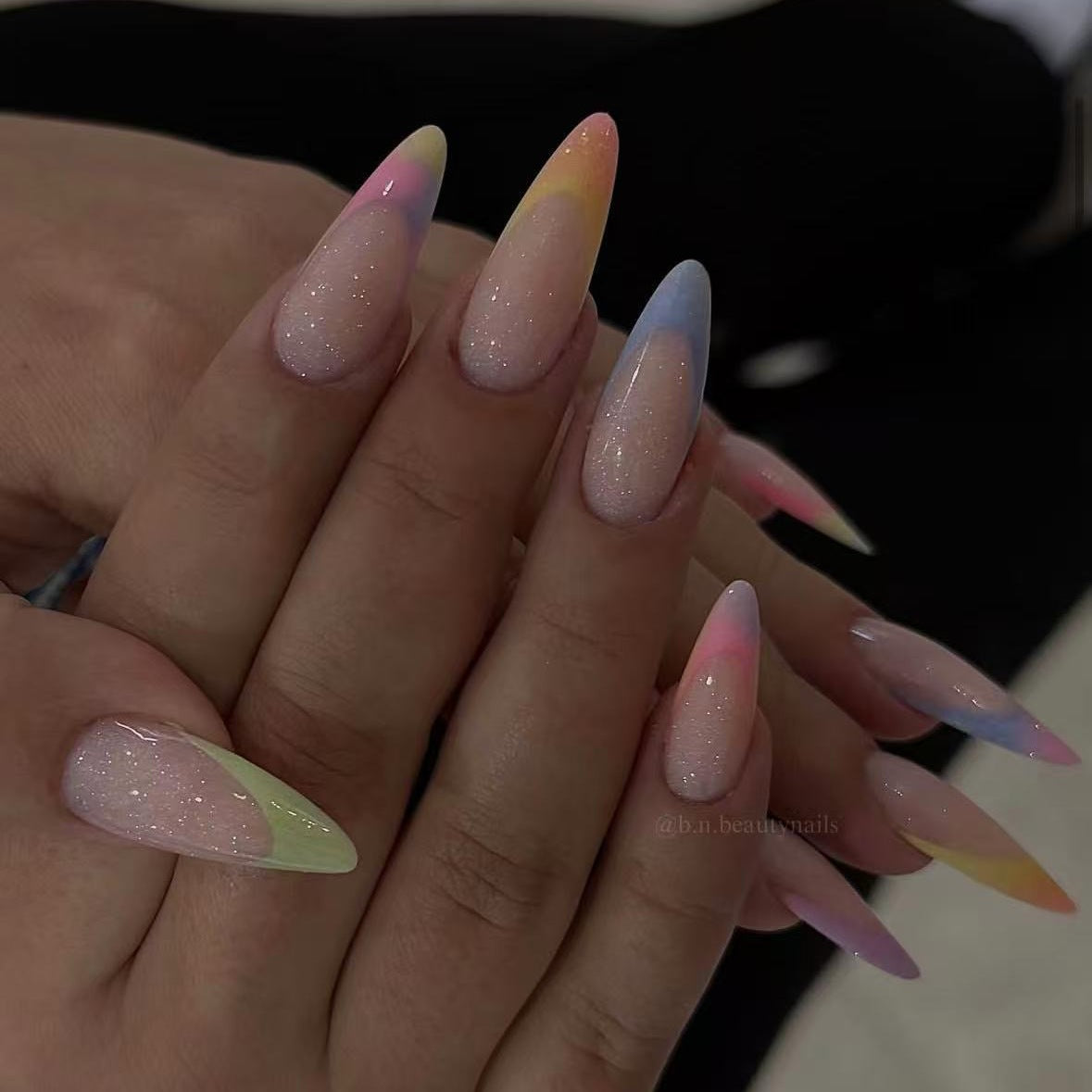 Kunstnagelset mit trendigem Farbverlauf und Glitzerakzenten Brehn