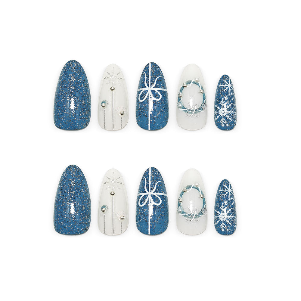 Kunstnägel Im Eleganten Winterdesign mit Glitzerakzenten Brehn