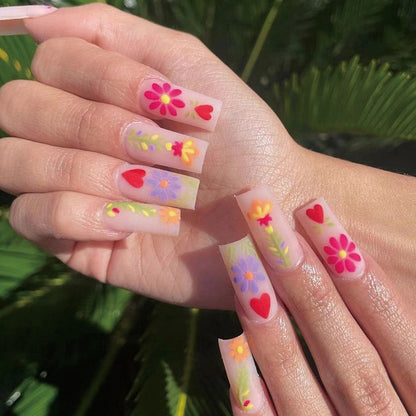 Kunstvolle Gel-Nägel mit elegantem Floral-Design und Glitzerakzenten Brehn