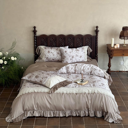 Elegante Bettgarnitur im Vintage‑Romantikstil mit Spitzenapplikation, Volant und Satinbesatz