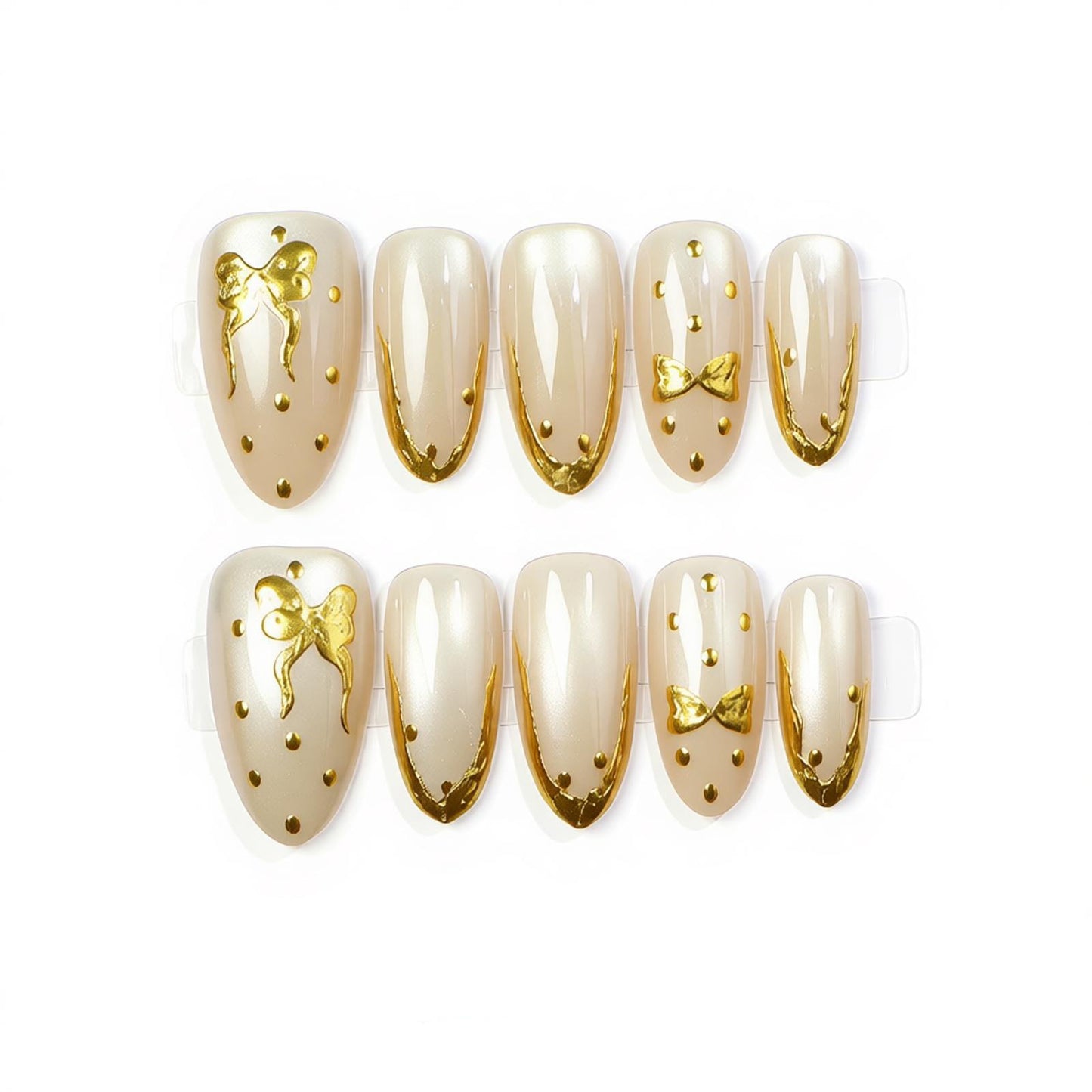 Elegante Press-On-Nagelkunst mit goldenen Schleifenzubehör Brehn