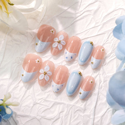 Künstlerisches floral-verziertes Press-On Nageldesign