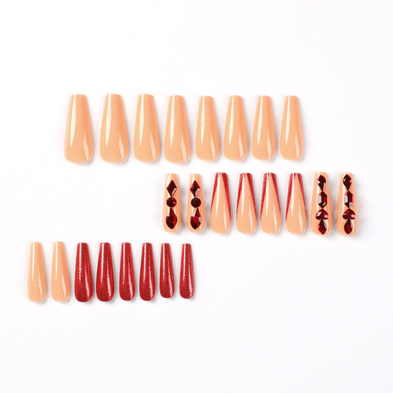 Kunstvoll designte Nagelverlängerungen mit funkelnden Akzenten Brehn