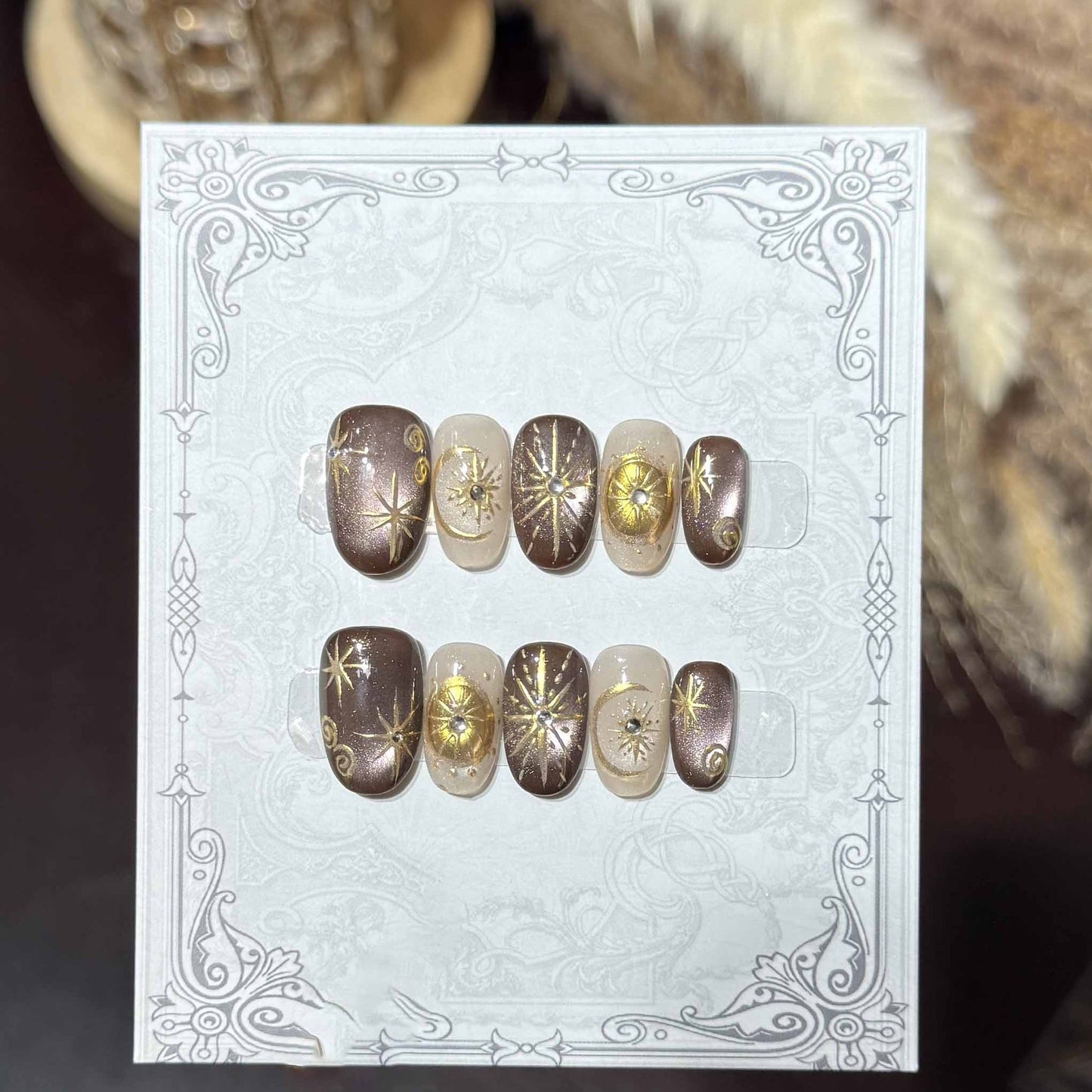 Dekorativer Press-On-Nagelset mit himmlischen Akzenten Brehn