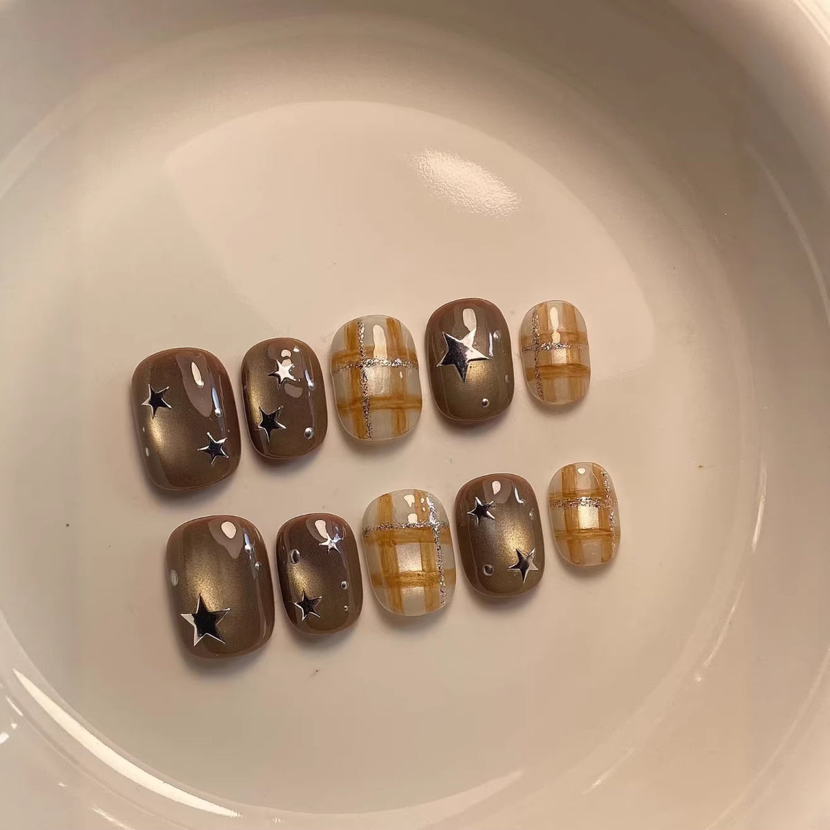 Künstlerisches Nagelkunst-Set mit einzigartigen Sterne- und Karodesigns