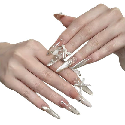 Elegante Stiletto-Nagelverlängerungen mit dekorativen Akzenten