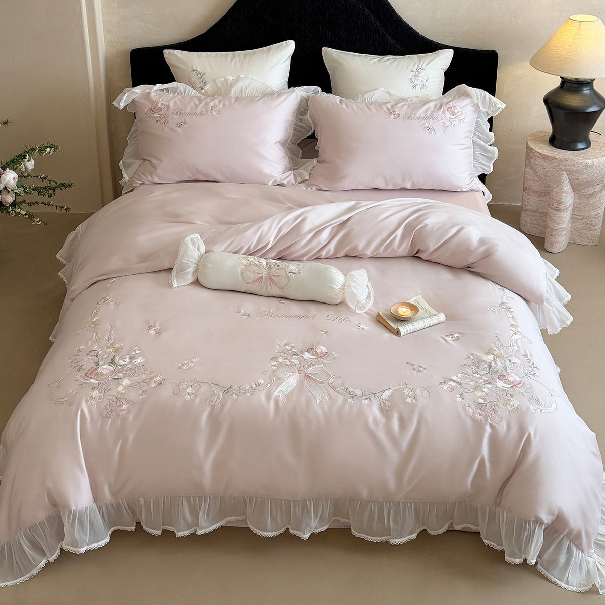 Luxuriöse floral gestickte Satin-Mischung Bettbezug Ensemble mit Rüschensheer Rock