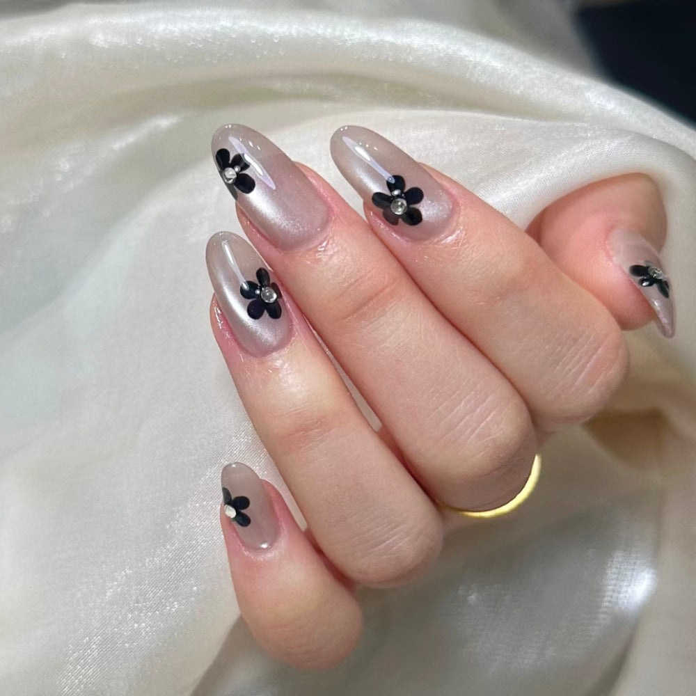 Blumeninspiriertes Press-On Nageldesign Brehn