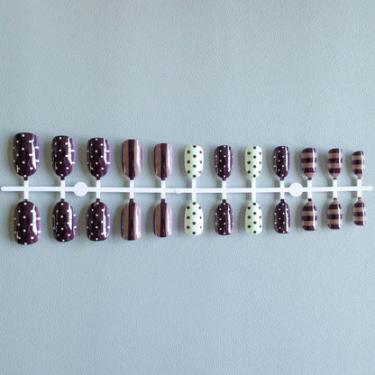 Künstlerisches Nagelkunstset mit Schokoladen- und Pünktchen-Designs