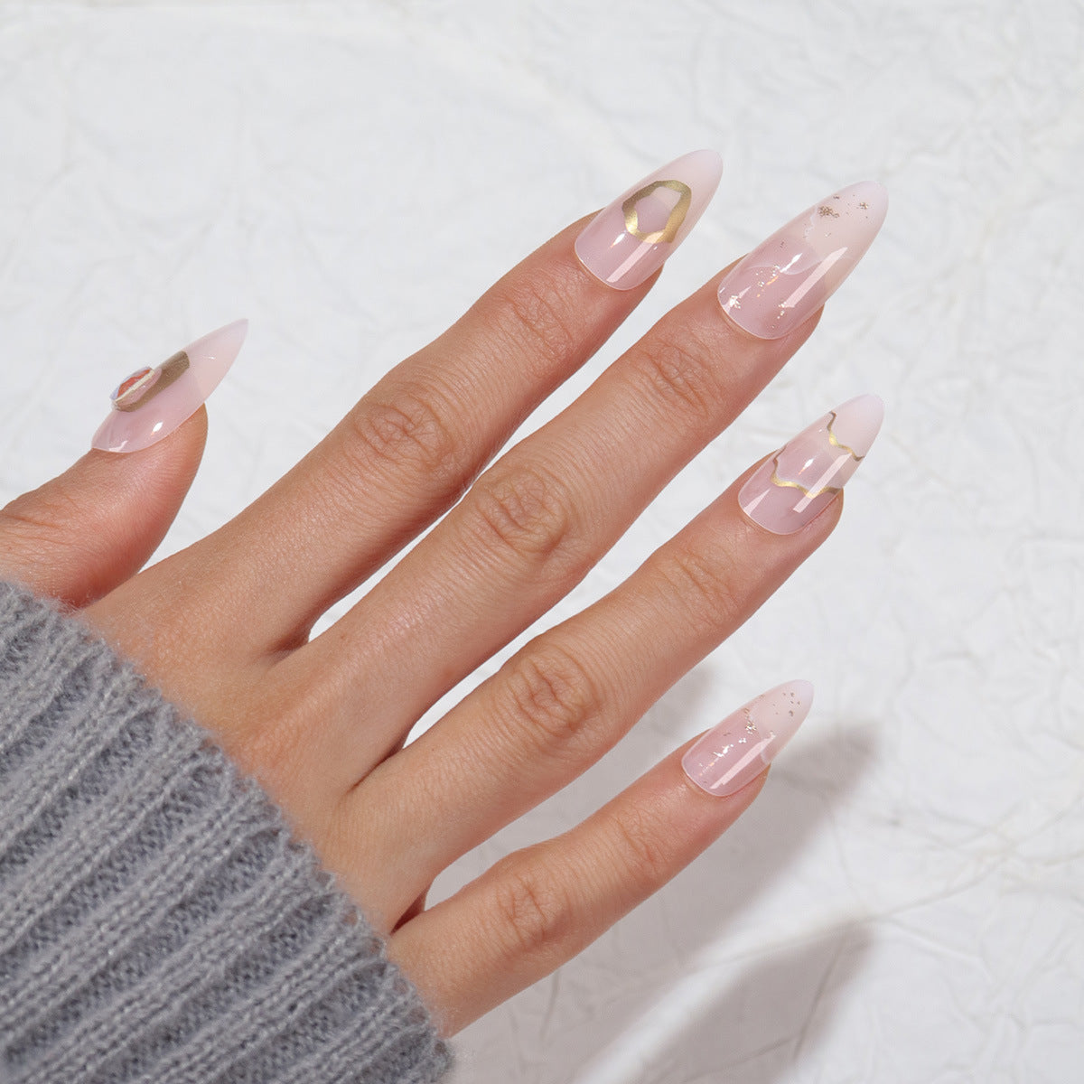 Elegantes Stiletto Druck-Nagelset mit goldenen Akzenten Brehn