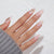 Elegantes Stiletto Druck-Nagelset mit goldenen Akzenten Brehn