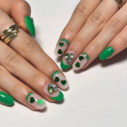 Kunstvolle Nagelverlängerungen mit liebenswerten Herzmotiven und Glitzerakzenten Brehn
