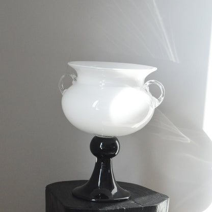 Mouth-blown Fußpedestal Glas Urne Vase mit aufgebrachten Schlaufengriffen Brehn
