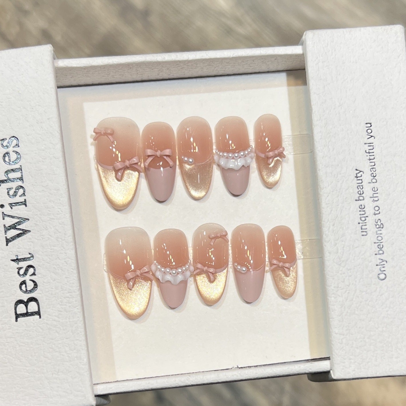 Elegantes Press-On Nagel Kunst Set mit Perlen- und Schleifenakzenten Brehn