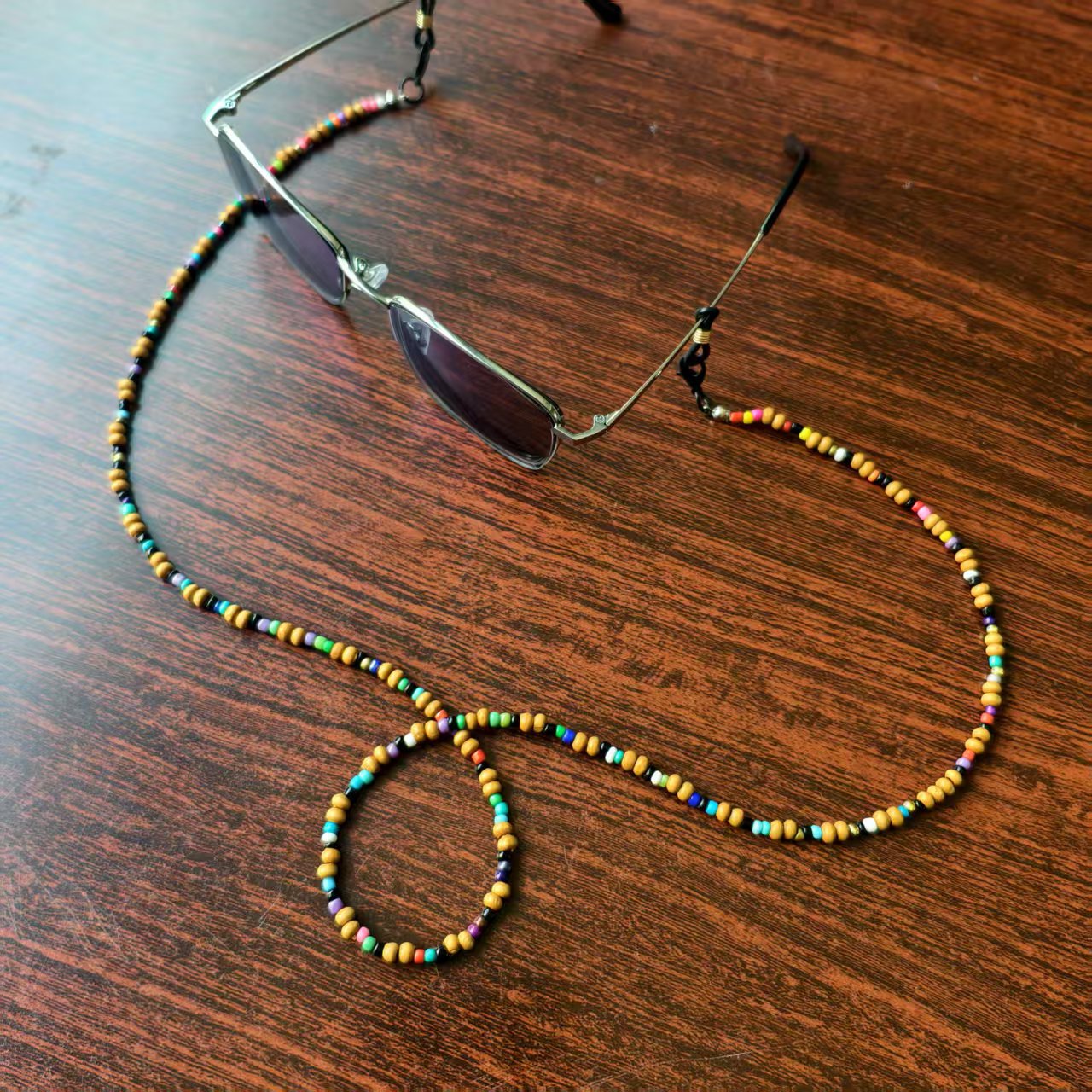 Modische Brillenhalterkette mit Artistic Design Brehn