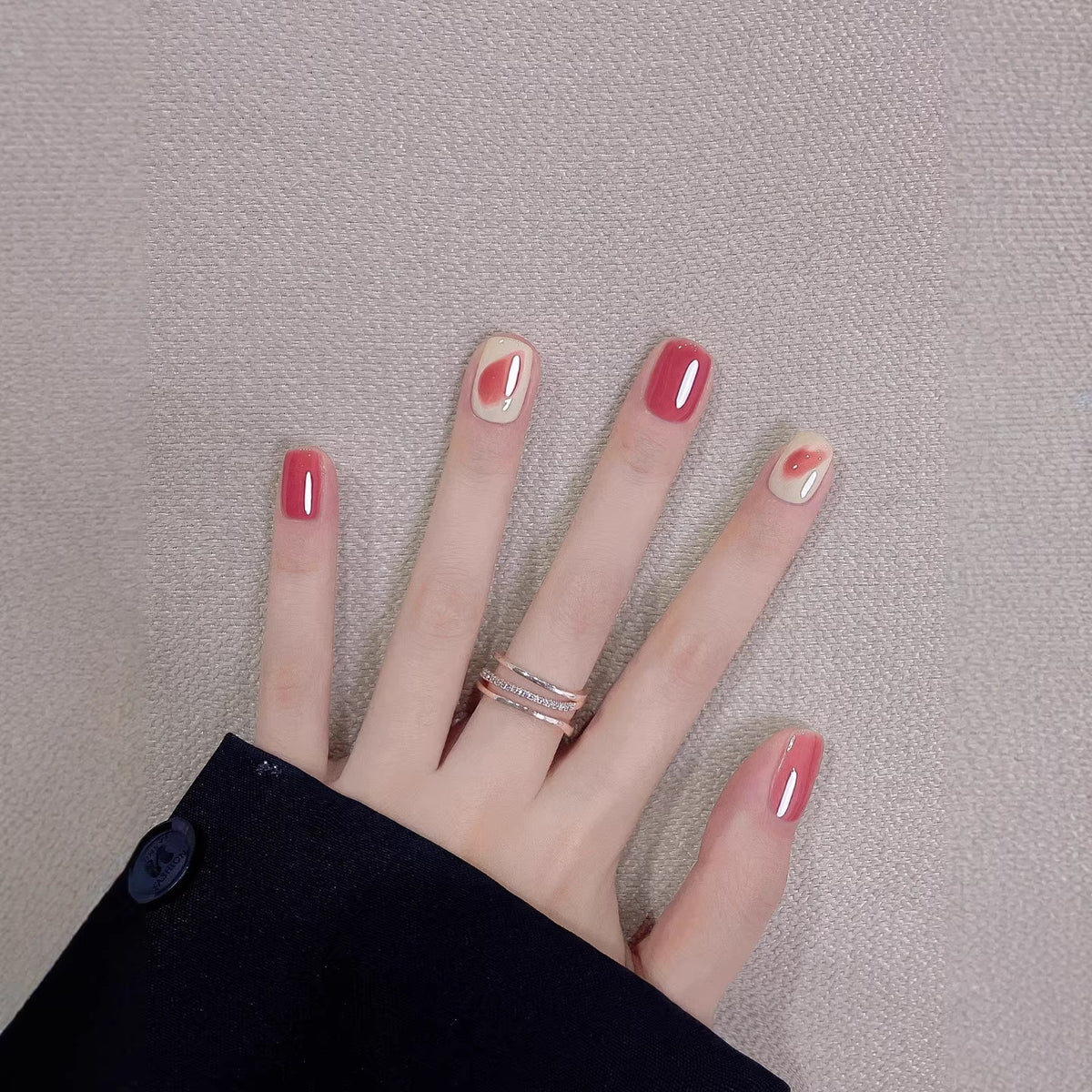 Dekorativer Press-On Nagelset mit künstlerischem Finish