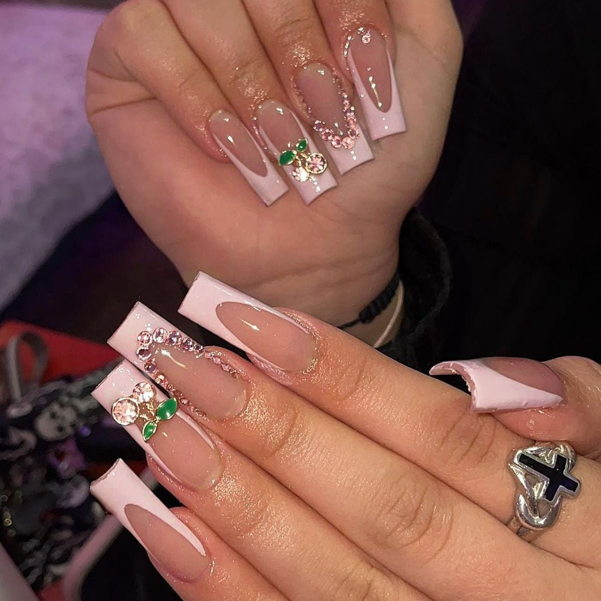 Kunstnagelset mit Glamourösen Perlen- und Glitzerelementen Brehn