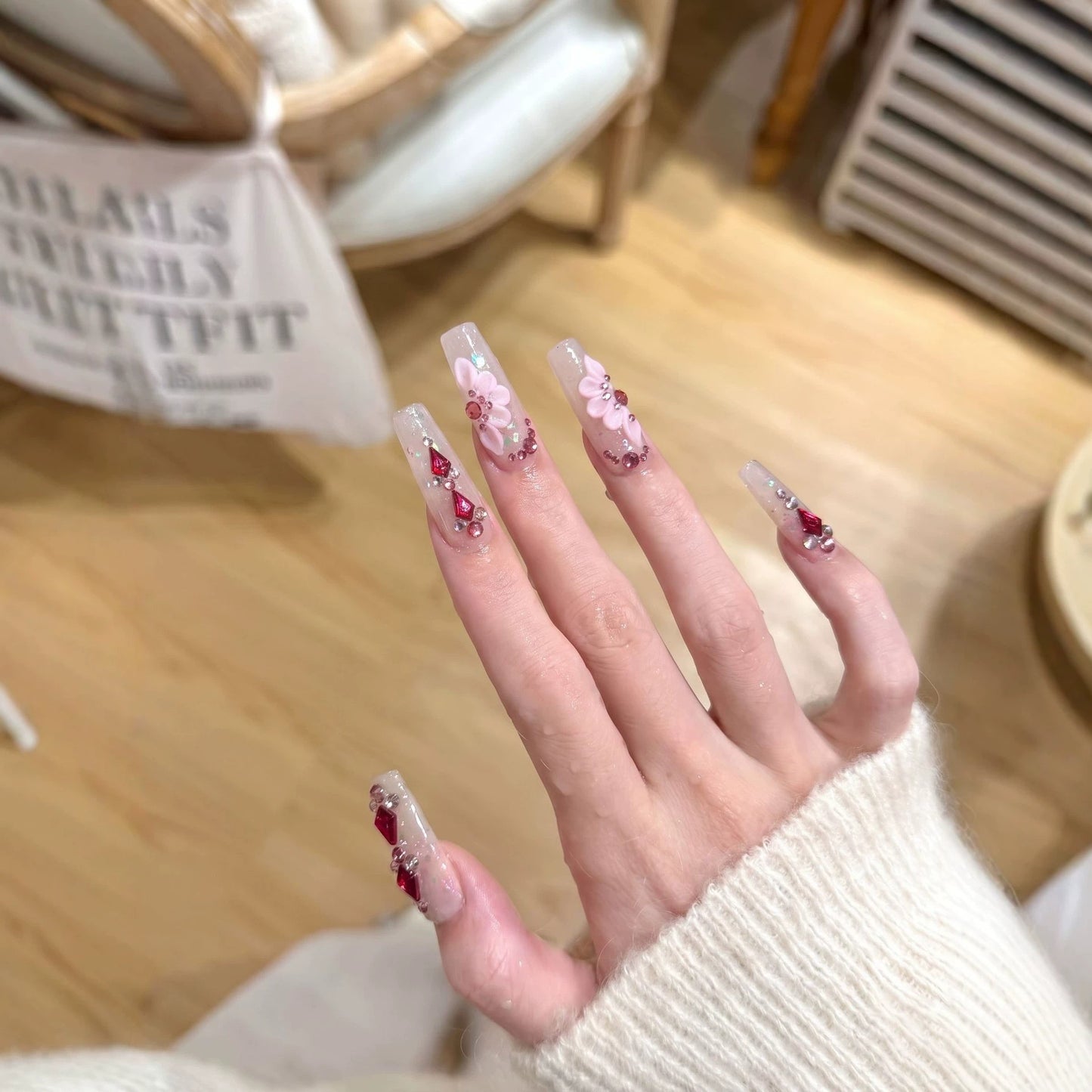 Blumenmotiv Press-On Nagelset mit Edelsteinakzenten Brehn