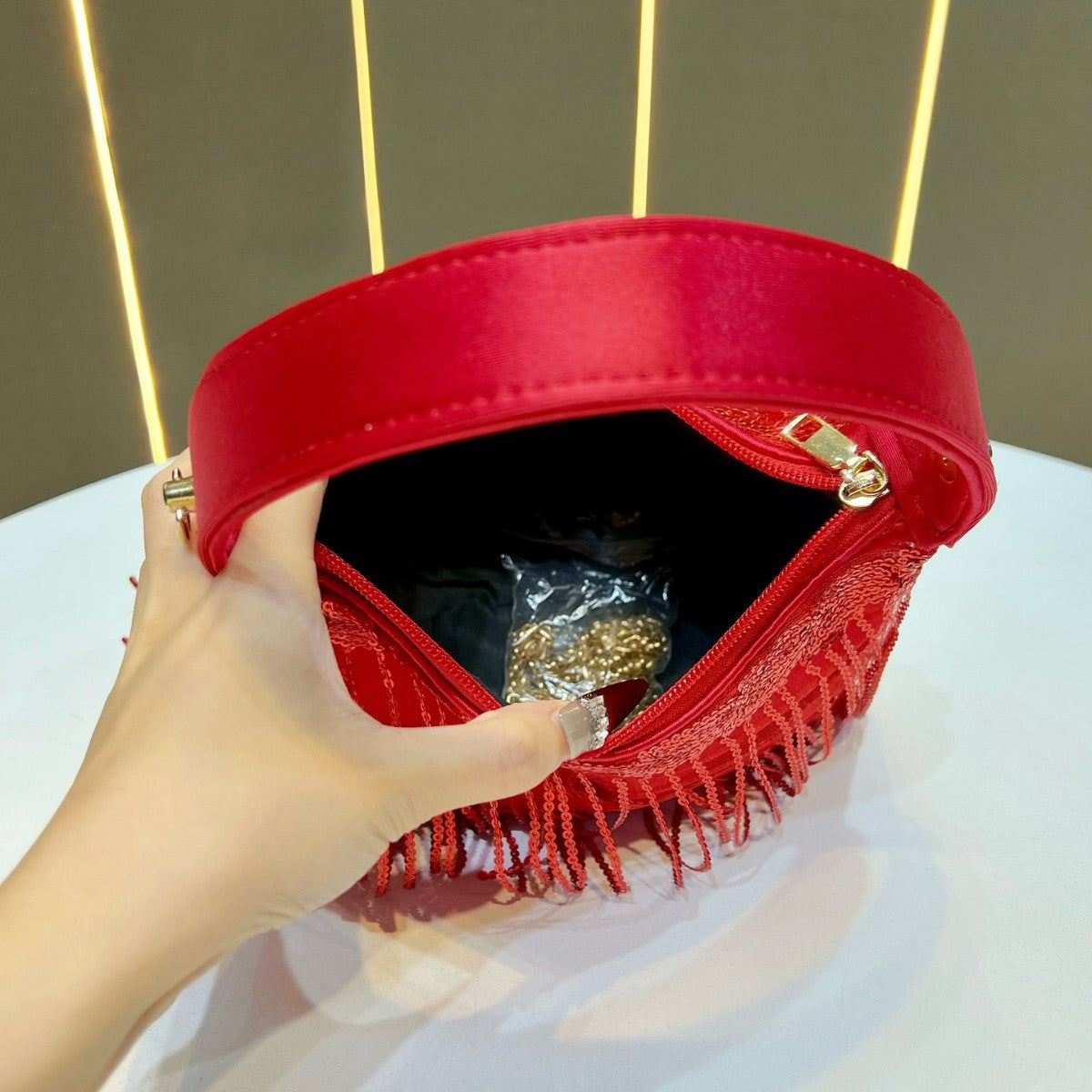 Fransen-Detail Abendtasche