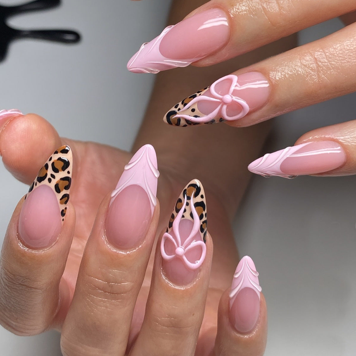 Kunstnagelset mit kreativen Leoparden- und Schleifenakzenten Brehn