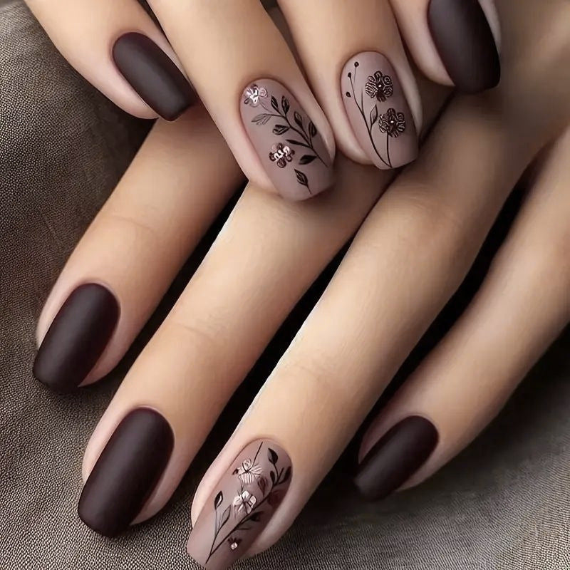 Elegante Florale Matte Nagelkünste Brehn