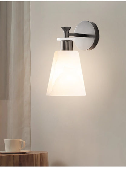 Elegante Wandleuchte mit gefrostetem Alabaster-Schirm