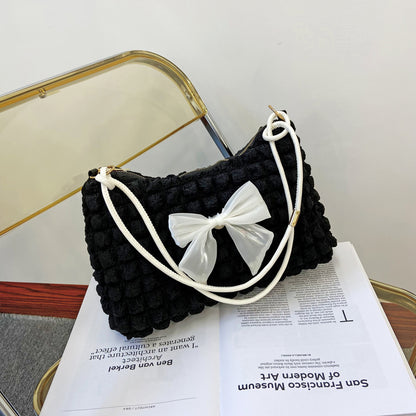 Texturierte Handtasche mit Schleifenverzierung