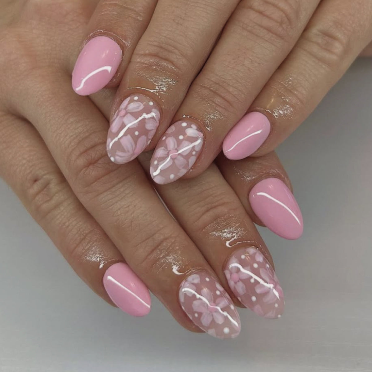 Kunstvolle Fingernägel mit eleganten floralem Design Brehn