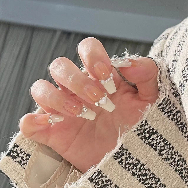 Kunstvolle Nagelverlängerungen mit 3D-Elementen Brehn