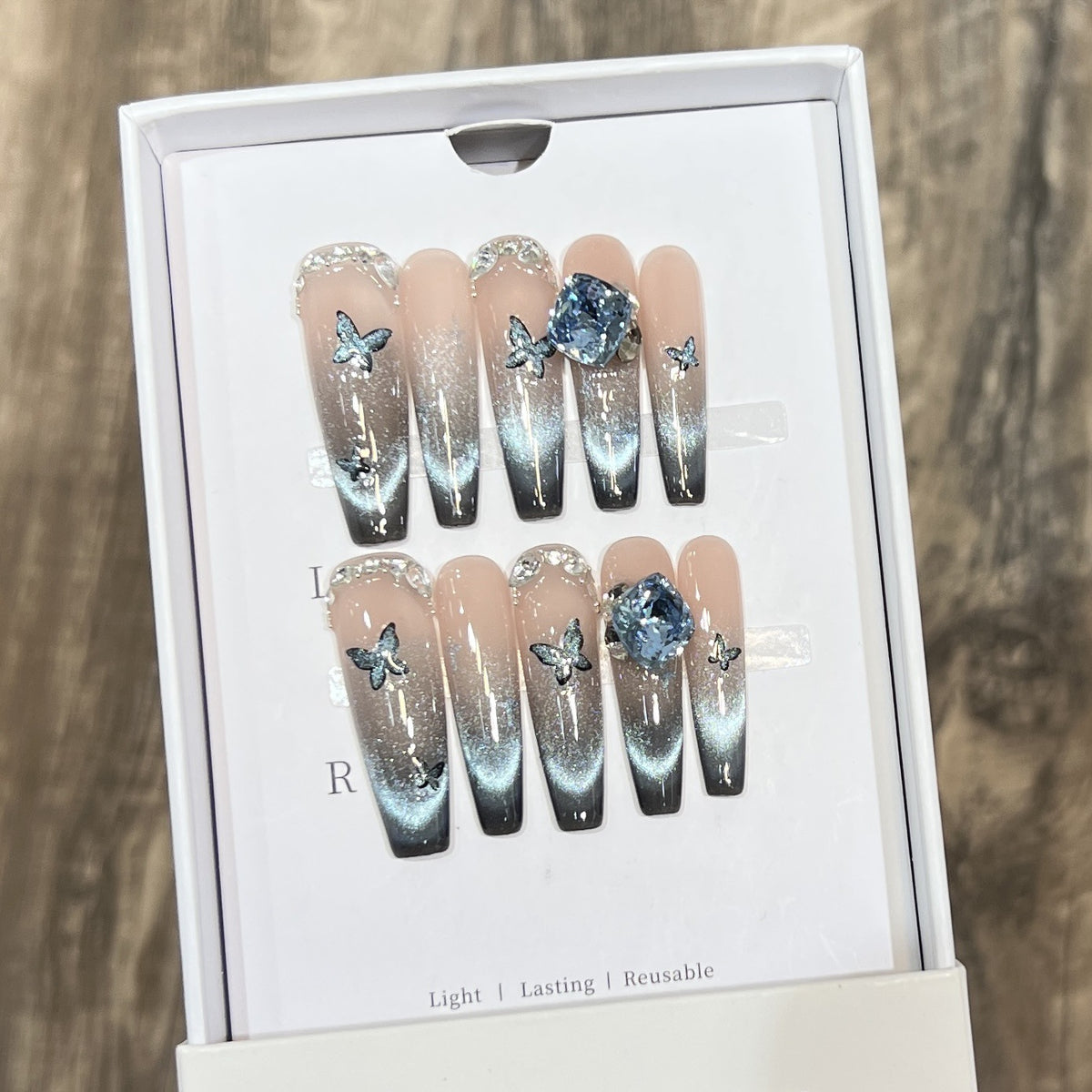 Künstlerisches Ombre Press-On Nagelkunstset mit Schmetterlings- und Edelsteinakzenten Brehn