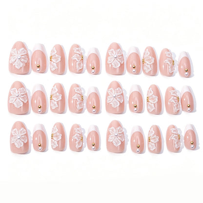 Kunstnagelset mit zarten Blumenmustern und eleganten Details Brehn