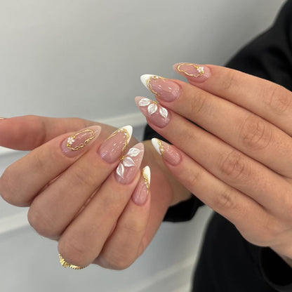 Elegante Press-On Nagelkunst mit goldenen Akzenten Brehn