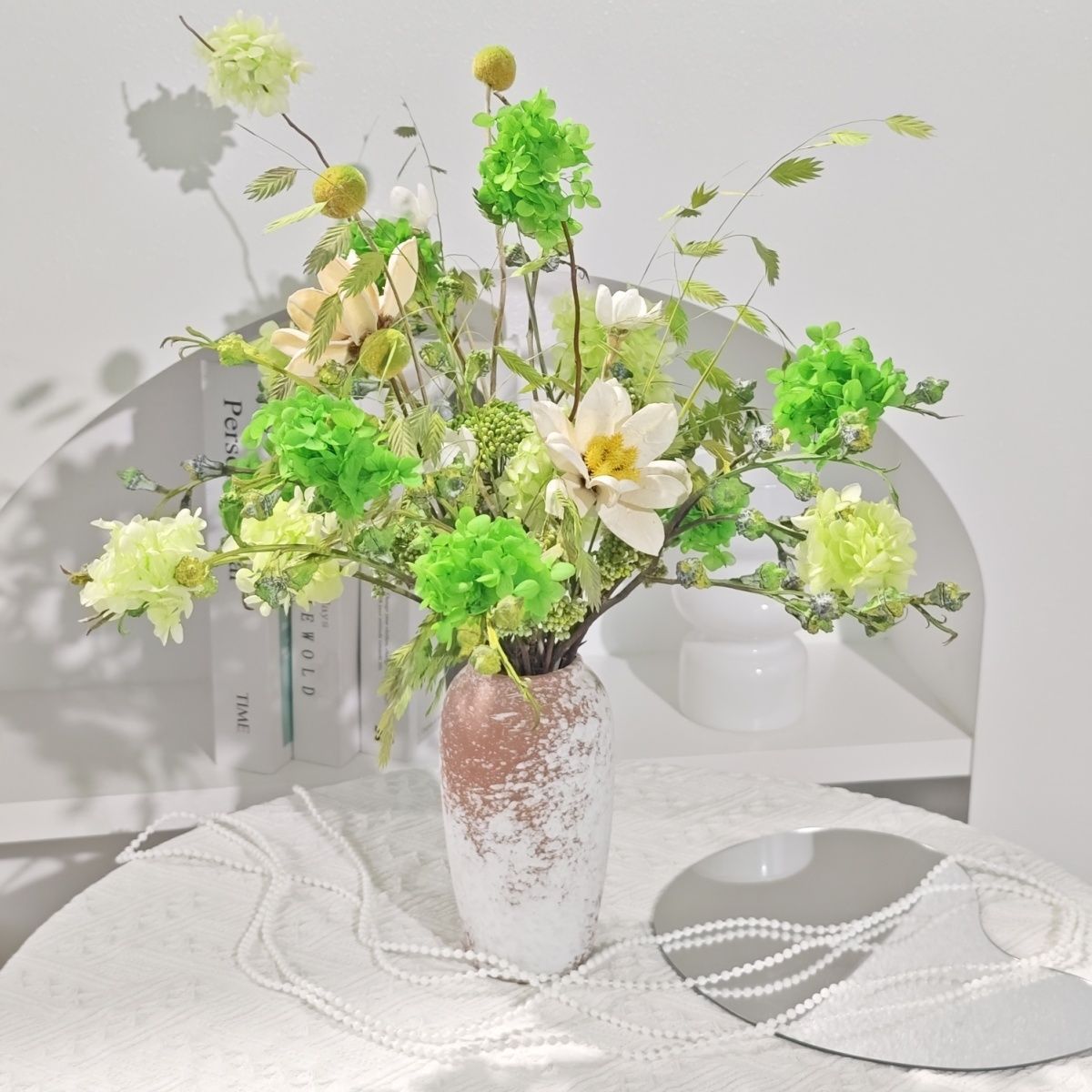 Lebendige Blumenarrangements in dekorativer Keramikvase