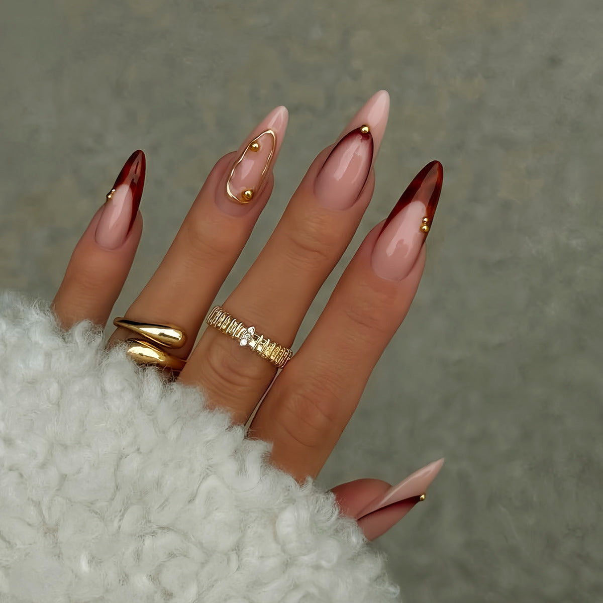Stiletto Press-On Nagelkunst Set mit eleganten goldenen Akzenten Brehn