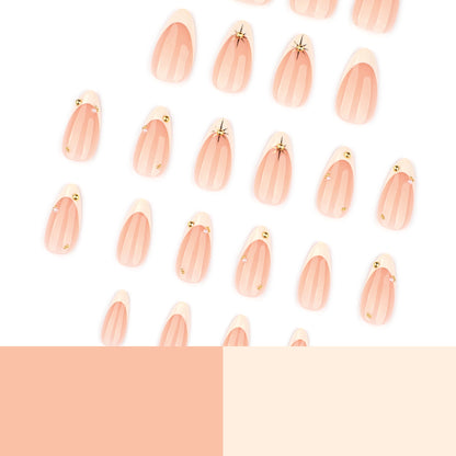 Kunstvolle French-Tipp Nagelkunst mit Glitzer und eleganten Verzierungen Brehn
