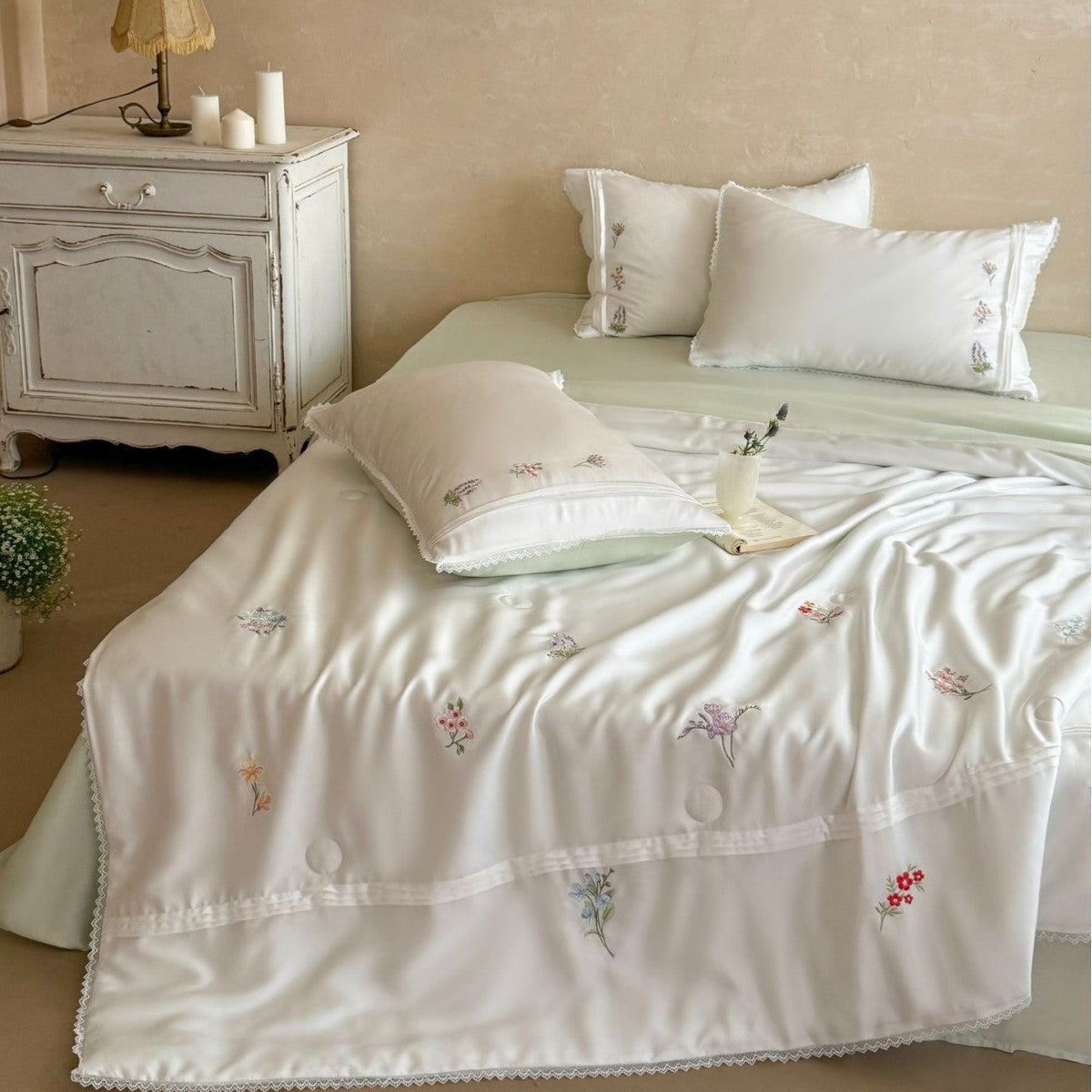 Satin-Bettüberwurf mit floraler Stickerei und feiner Spitzenborte