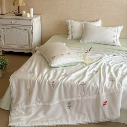 Satin-Bettüberwurf mit floraler Stickerei und feiner Spitzenborte
