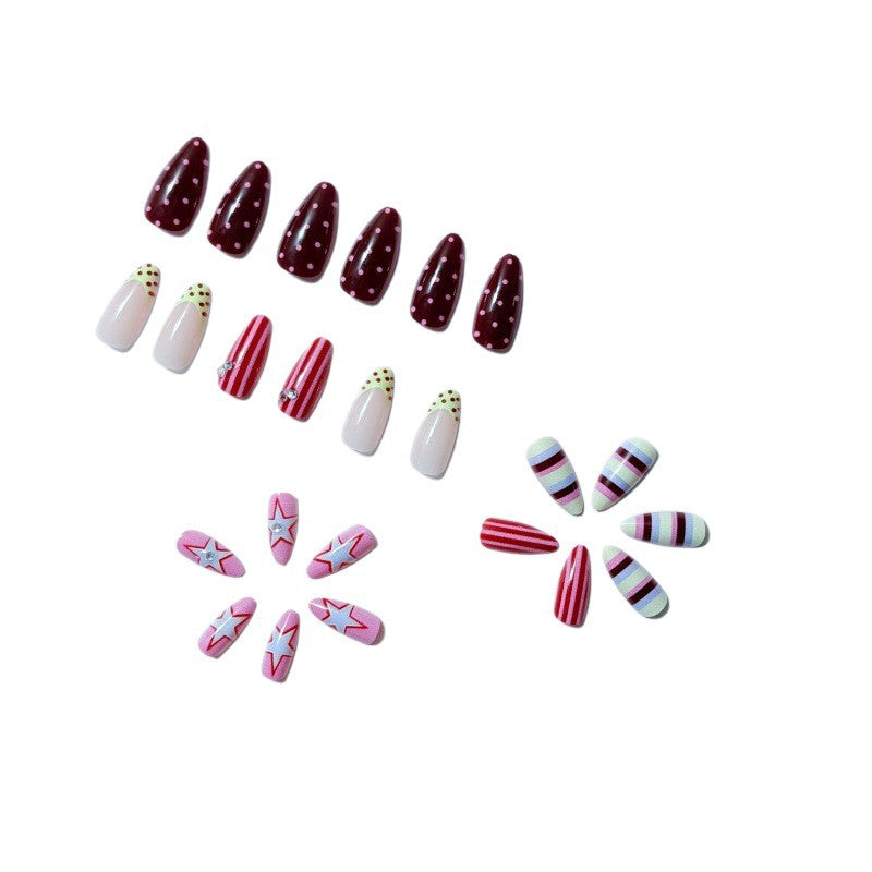 Kunstvolle Nagelnägel Set mit festlichen Mustern Brehn