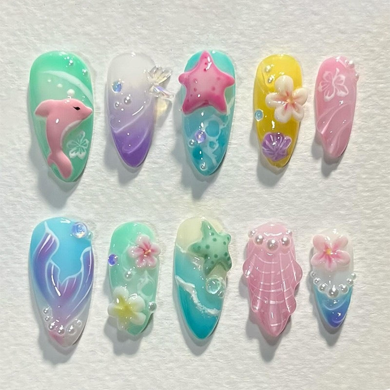 Kunstnagelset mit maritimen Motiven und bunten Akzenten Brehn