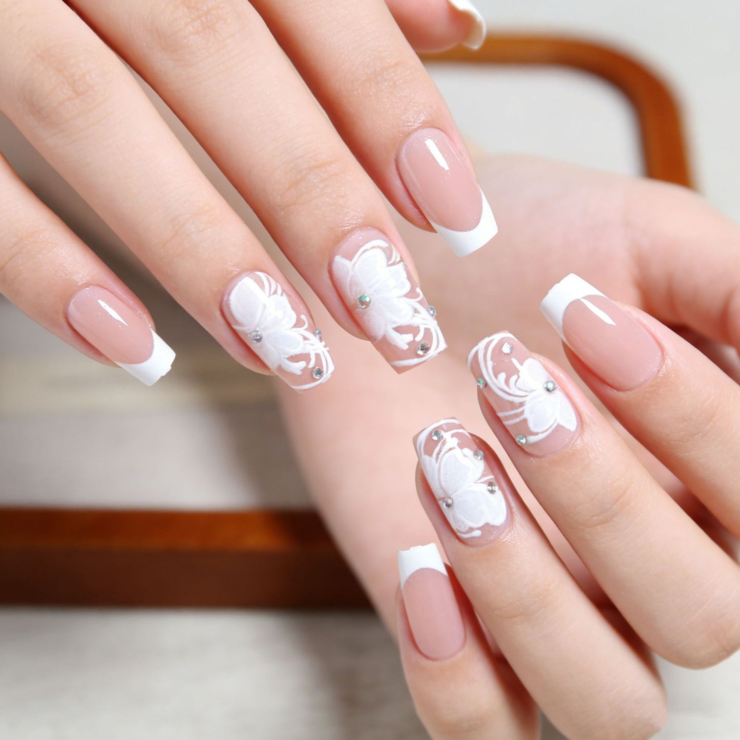 Kunstnägel mit floralen Verzierungen und Glitzerdetails Brehn