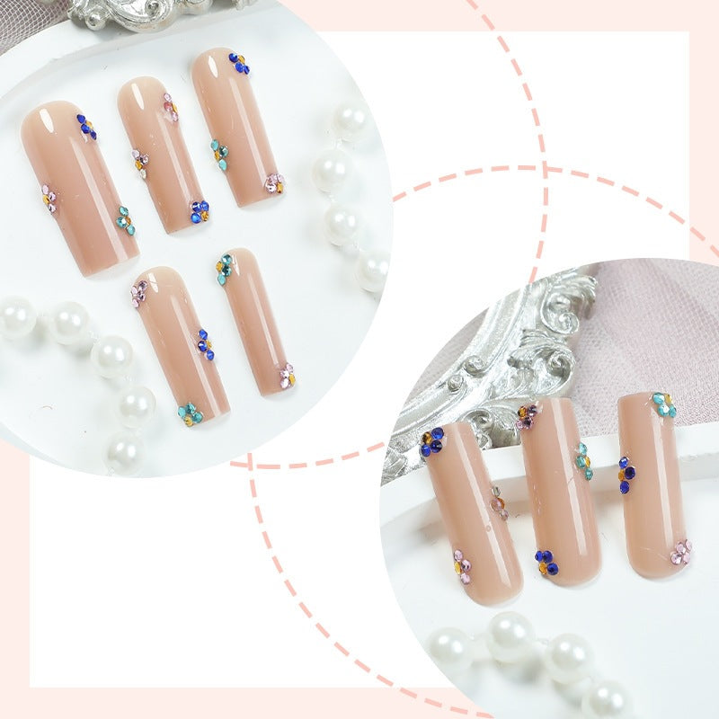 Kunstnagelset mit glitzernden Strassakzenten Brehn