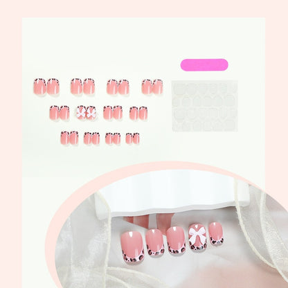 Kunstnagelset mit filigranen Designs und glamourösen Akzenten Brehn