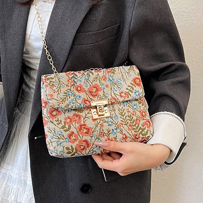 Blumengemusterte Abendtasche