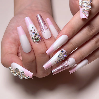 Kunstvolle Nagelverlängerungen mit Glitzer- und Strassverzierungen Brehn
