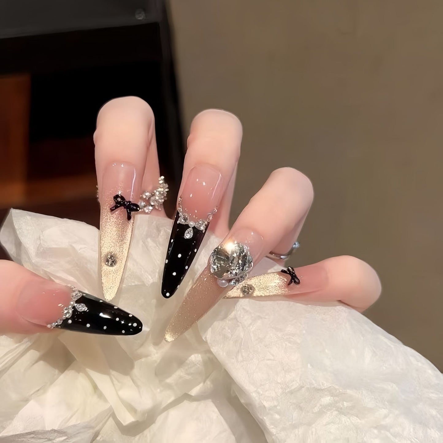 Elegante mit Kristallen verzierte Stiletto-Presse-Nägel Brehn