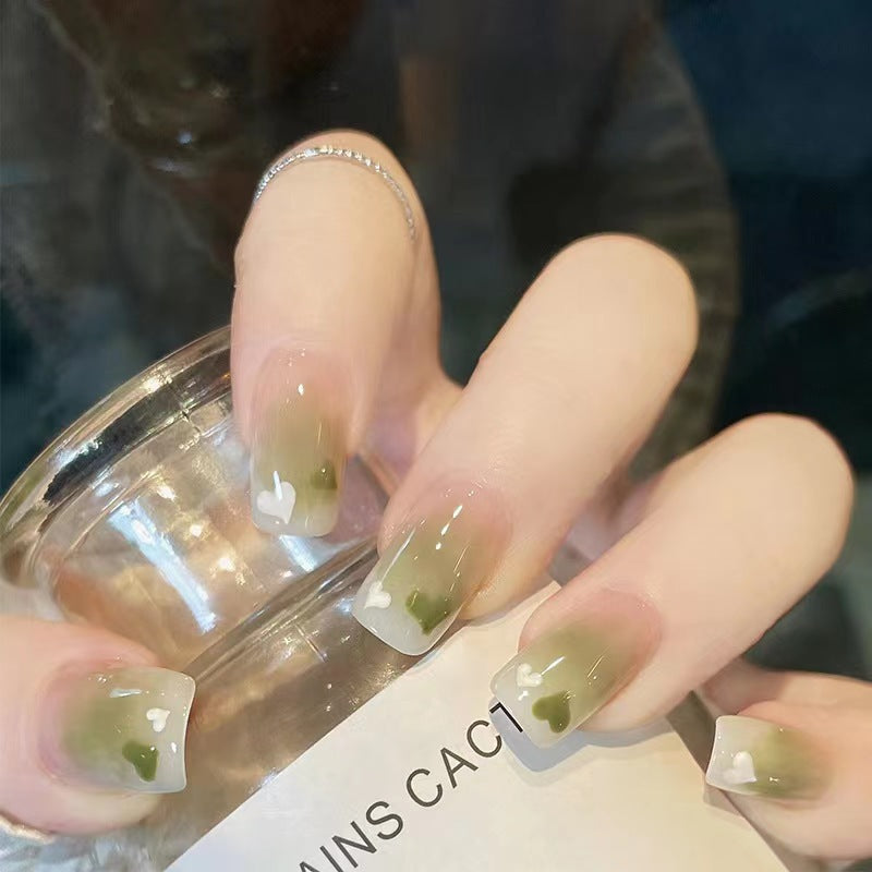 Kunstfingernägel mit Stilvollem Herz- und Ombre-Design Brehn