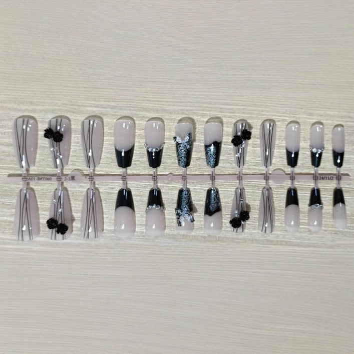 Elegantes Nageldesign mit Schleifen- und Strassdetails Brehn