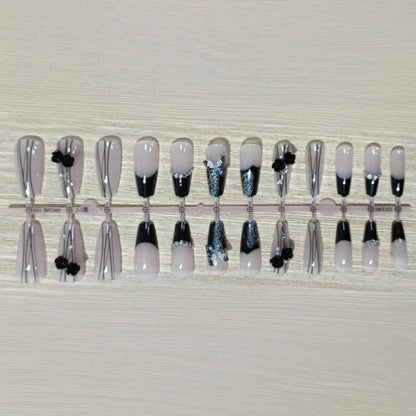 Elegantes Nageldesign mit Schleifen- und Strassdetails Brehn