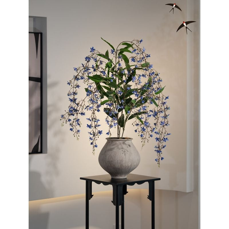 Lebensechte künstliche Blumenarrangement in dekorativem Topf